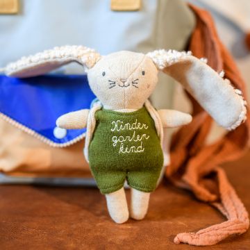 Ava & Yves Kuscheltier Hase KINDERGARTENKIND mit Rucksack oliv