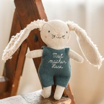 Ava & Yves Kuscheltier MUTMACHER HASE mit Anzug blau