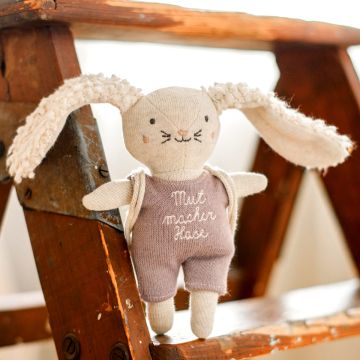 Ava & Yves Kuscheltier MUTMACHER HASE mit Anzug & Rucksack flieder
