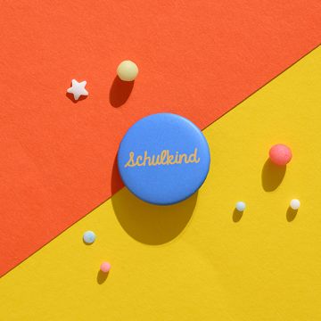 Ava & Yves Button SCHULKIND blau/senfgelb