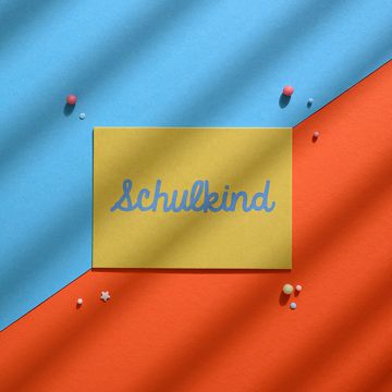 Ava & Yves Postkarte SCHULKIND gelb/türkis