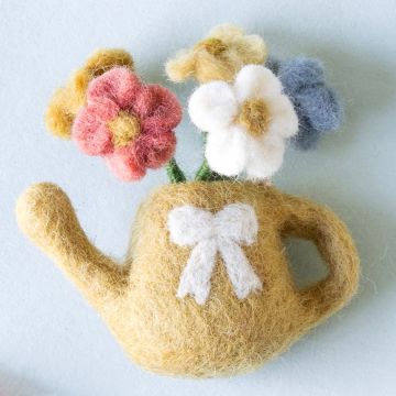 Gry & Sif Filz Anhänger GIEßKANNE mit BLUMEN Yellow (7x8cm)