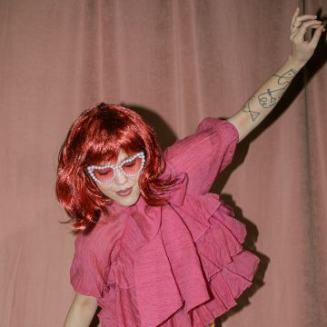 PartyDeco Kostümaccessoire PERÜCKE Halblang Erdbeerpink